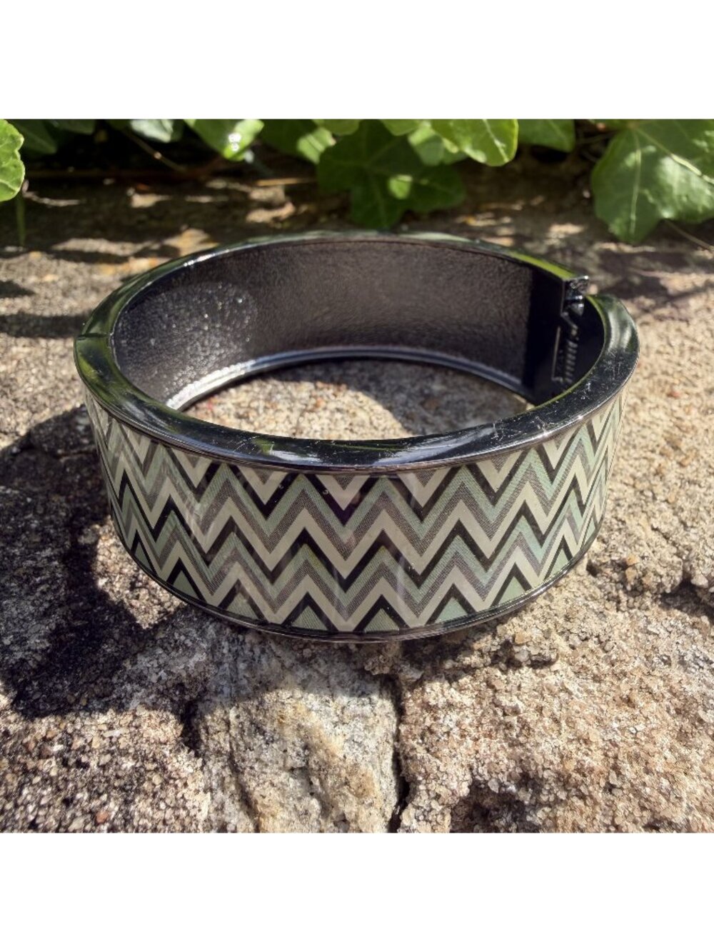 Chevron Patterned Bangle Bracelet Hinged Clasp Retro Charming Charlie Y2K Preppy